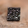 Dettaglio ravvicinato di orecchino magnetico quadrato con cristalli druzy grigio scuro - Druzy Quadrato Nero