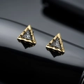 Makroaufnahme stilvoller geometrischer Dreieck-Ohrstecker aus Gold und Silber für Damen und Herren - Horus Goldrand Silbermitte Paar / Gold und Silber Zweifarbig