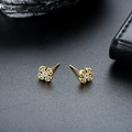 Detailaufnahme goldener Hohlkreuz-Ohrstecker mit Vintage-Blumenmuster auf Leder - Glückswolken-Kreuz Stil (X1002-A) / Gold