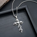 Dettaglio della collana croce gotica argento con smalto nero su sfondo scuro vintage - Croce Ondulata (L8888-E)