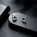 Makro-Detail geometrischer L-förmiger Ohrstecker aus Silbermetall mit Emaille-Inlay - Farbblock Dreieck (X650-B) / Schwarz & Weiß