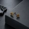 Dettaglio orecchini a timone in bronzo vintage con texture su scatola nera - Oro Antico