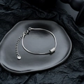 Bracciale a catena serpente in argento S925 con ciondolo cilindrico su sfondo nero opaco - Stile Anello a Griglia Argento (S516-A)