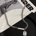 Détail d'une chaîne cubaine argentée avec plaque en métal et pendentif en zircon - Argent Incrusté (L395-A)