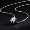 Détail d'un collier chaîne box argenté avec un pendentif cylindrique incrusté de diamants - Style Perle de Chance Argent / Argenté