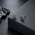 Dettaglio macro di orecchini a lobo quadrifoglio in stile gotico con finitura vintage - Argento Antico (X644-A)