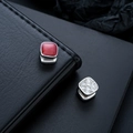 Dettaglio di gioielli vintage quadrati con gemma rossa e pavé di zirconi su base argento - Base Argento Rosso