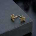 Macro-opname van gouden zeester oorknopjes met pareltextuur en vintage afwerking - Antiek Goud (X737-B)