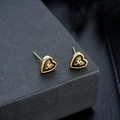Detail von Vintage-Herzohrsteckern mit schwarzem Kreuzmuster in Gold-Finish - Antikgold