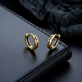 Macro de pendientes de aro dorados con patrón de ondas negras en estilo unisex minimalista - Dorado
