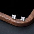 Κομψά ασημένια σκουλαρίκια τετράφυλλο τριφύλλι με διαφανή ζιργκόν για άνδρες και γυναίκες - Μαύρο Μεταλλικό Στυλ (X736-D)