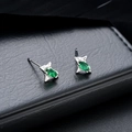 Détail de boucles d'oreilles en étoile avec zircon vert marquise sur cuir noir - Argent-Vert
