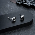 Vista macro di orecchini a artiglio in argento gotico con onice nera centrale - Stile Argento Zirconia Nera (X561-B)