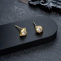 Dettaglio degli orecchini a lobo dorati a forma di occhio con zirconi tondi brillanti - Stile Oro Zirconia Bianca (X561-D)
