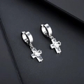 Orecchini a croce in acciaio argento con zirconi quadrati su sfondo di pelle nera - Argento-Croce Zirconia Bianca