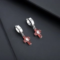 Orecchini a croce in argento con zirconi rossi su sfondo di pelle nera - Argento-Croce Zirconia Rossa