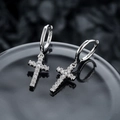 Nahaufnahme von Kreuzohrringen aus S925-Silber mit mikro-gepflastertem weißem Zirkonia - Silbernes Kreuz (X1250-A)