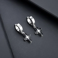 Dettaglio macro di orecchini in acciaio al titanio con pendenti a croce in zircone nero - Argento-Croce Zirconia Nera