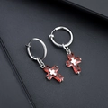 Détail macro de boucles d'oreilles croix en argent avec cristaux de zircon rouge foncé - Argent-Croix Zirconia Rouge