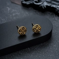 Pendientes de botón redondos dorados vintage con relieve de cruz en soporte negro mate - Oro Antiguo