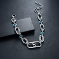 Nahaufnahme von silbernem Armband mit blauen Kristallen und hohlem S-förmigem Charm - Herz des Ozeans Armband (Buchstabe S Stil)