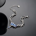 Bracciale a doppio strato con cristallo blu e pendente a croce in argento e nero opaco - Bracciale Avvolto in Strass Blu (S720-B)
