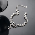 Dettaglio del bracciale a catena punk industriale con placca SLP e ciondolo a stella - Bracciale Avvolto in Strass Nero (S720-A)