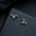 Dettaglio orecchini a testa di ariete punk in argento vintage su pelle nera - Stile Clip Magnetica / Coppia canna di fucile