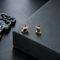 Dettaglio di orecchini a stella dorati irregolari con zircone nero e stile gotico - Nero