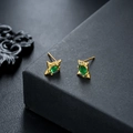 Dettaglio di orecchini a stella dorati con zircone verde marquise su portagioie - Verde