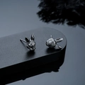 Detailansicht der Hasenohrstecker in Vintage-Schwarzsilber auf schwarzem Display - Gun Black (Stecker)