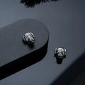 Vista dettagliata di orecchini a testa di cane con fine texture in metallo grigio - Stile Clip Nero Fucile