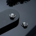Detalle macro de los pendientes de máscara Sanxingdui con textura de metal plateado - Estilo Clip Magnético / Color gunmetal