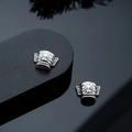 Vista detallada de pendientes de máscara Sanxingdui vintage sobre pedestal negro brillante - Estilo Clip Magnético / Plateado
