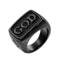 Vista macro dell'anello punk nero con scritta GOD in rilievo e dettaglio croce laterale - US 8 / Nero