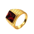Anello vintage in acciaio dorato con gemma rossa rettangolare e fascia lavorata - US 7 / Oro con strass rossi