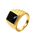 Anello vintage in acciaio dorato con onice nera quadrata e dettagli incisi sui lati del gambo - US 7 / Tono Oro Strass Nero