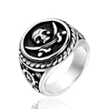 Anello teschio pirata in acciaio inossidabile con spade incrociate e dettagli di timone - US 7 / Color Acciaio