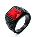 Detalle de anillo para hombre en acero negro con gema roja cuadrada y relieves florales - Talla 7 / Negro Rojo Strass