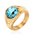 Makroaufnahme des goldfarbenen Punk-Rings mit blauem Drachenauge und Relief-Texturen - Vollgold Korallenauge