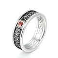 Anello vintage in argento con trama intrecciata e gemma rossa quadrata su sfondo bianco - US 7 / Acciaio Zircone Rosso