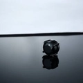 Eleganter schwarzer Magnetohrring mit rundem facettiertem Stein in Vier-Krallen-Fassung - Schwarzer Zirkonia-Stil Mit Krallenfassung (X075-F) Paar