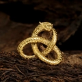 Colgante mítico de doble serpiente con escamas doradas sobre fondo de madera rústica - Solo Colgante (Sin Cadena) / Dorado