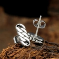 Minimalistische silberne Edelstahl-Ohrstecker mit klassischem Panzerketten-Muster Design - Stahlfarbe
