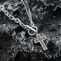 Collier homme en acier titane avec pendentif croix rouge et chaîne vintage à bascule - Collier croix rouge