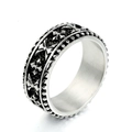 Anello vintage in acciaio con scaglie di drago e motivi a croce gotica su sfondo bianco - US 7 / Color Acciaio