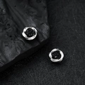 Silberne magnetische Ohrstecker mit gedrehtem Metalldesign und schwarzem Kristall - Ein Paar / Mobius Schwarzer Druzy-Stil (X822-B)