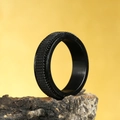 Anello da uomo in acciaio al titanio nero con trama zigrinata su superficie in legno naturale - US 7 / Nero