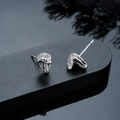 Primer plano de pendientes de cabeza de serpiente en plata vieja con diseño gótico - Pendiente de Botón de Cabeza de Serpiente (X1026-A) / Plateado