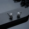 Primer plano detallado de pendientes de cabeza de águila en acabado bronce antiguo - Pendientes Cabeza de Águila (X1024-B) / Color gunmetal